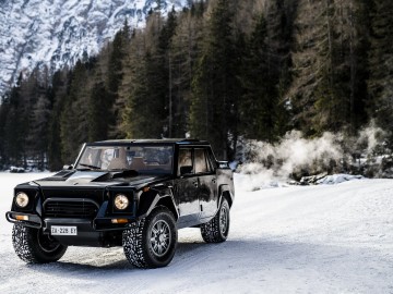 Lamborghini Urus i LM002 w świątecznym konwoju